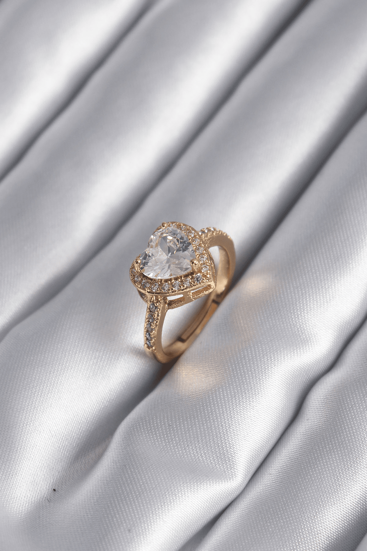 Pirinç Gold Renk Zirkon Taşlı Kalp Charm Model Kadın Yüzük 5886