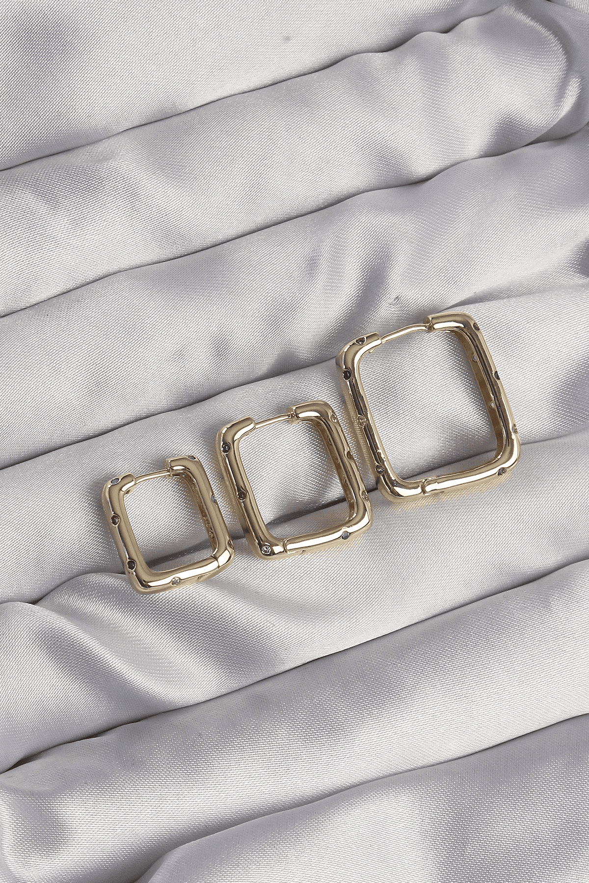 Pirinç Gold Renk Renkli Zirkon Taşlı Kare Model Küpe Seti 5886