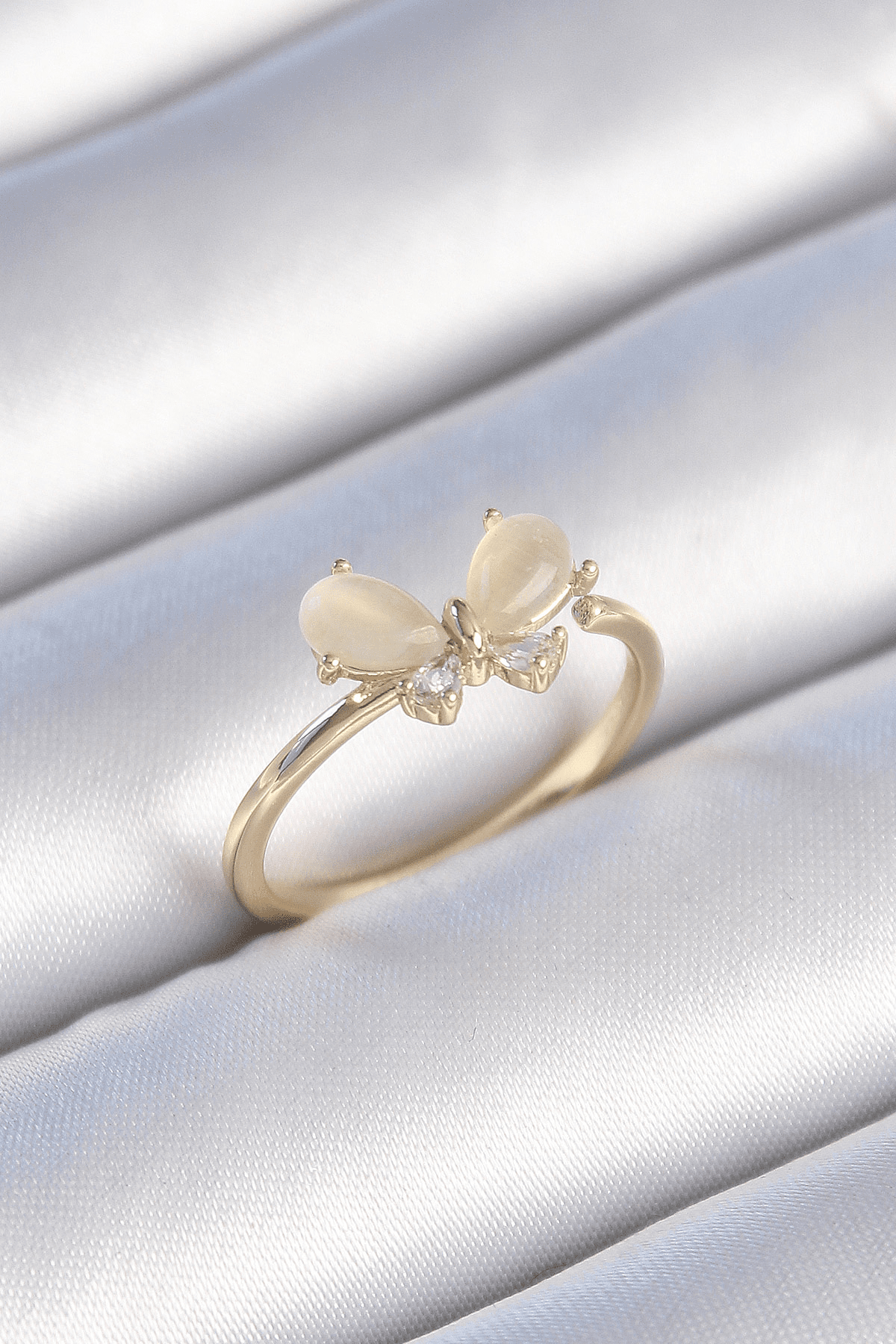 Pirinç Gold Renk Beyaz Mineli Zirkon Taşlı Kelebek Model Kadın Yüzük 5886