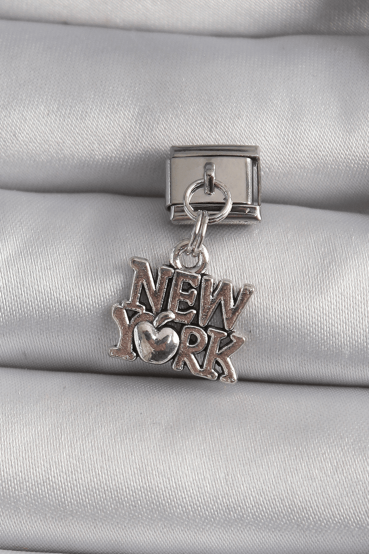 316L Çelik Gümüş Renk Sallantı New York Yazı Model Nomination Charm 5886