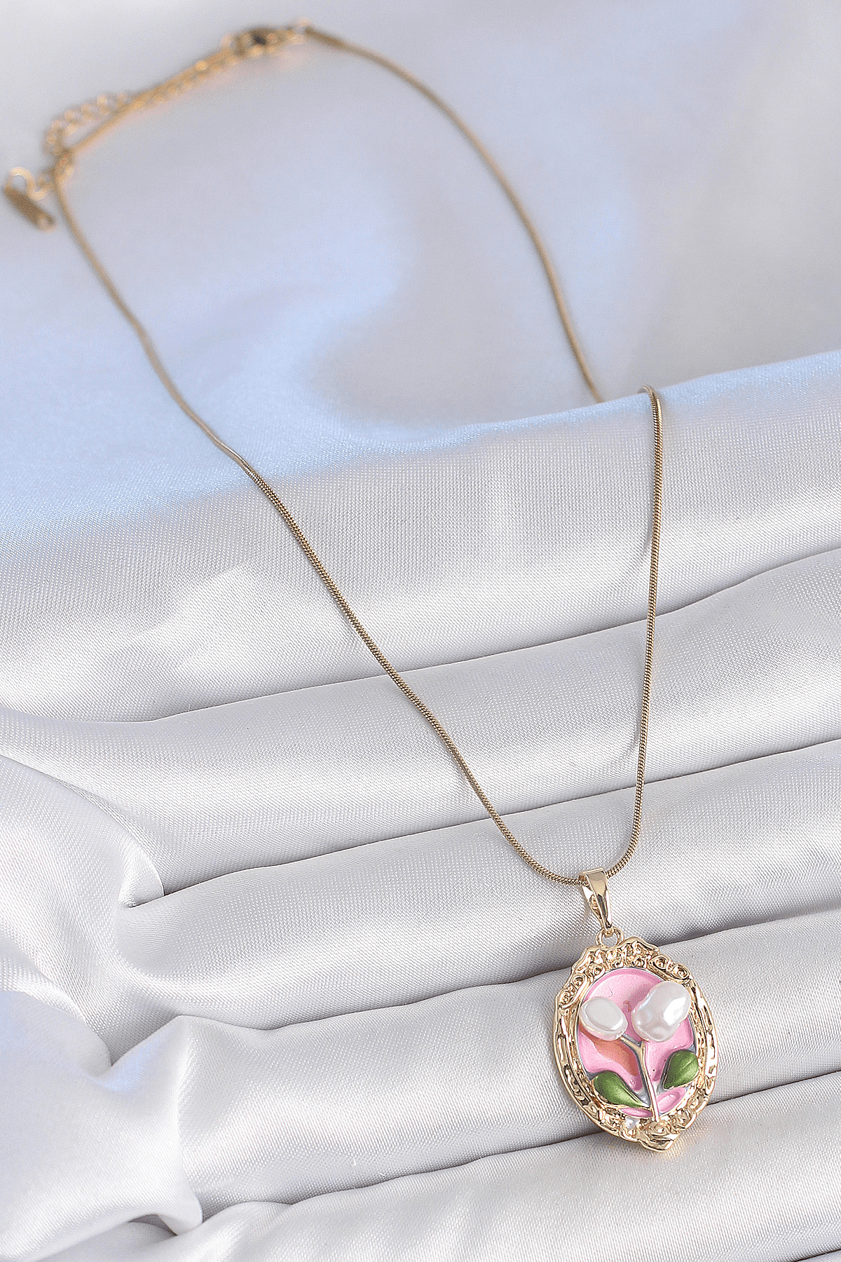 316L Çelik Gold Renk Zincir Pembe Mineli İncili Çiçek İşlemeli Portre Model Kadın Kolye 5886