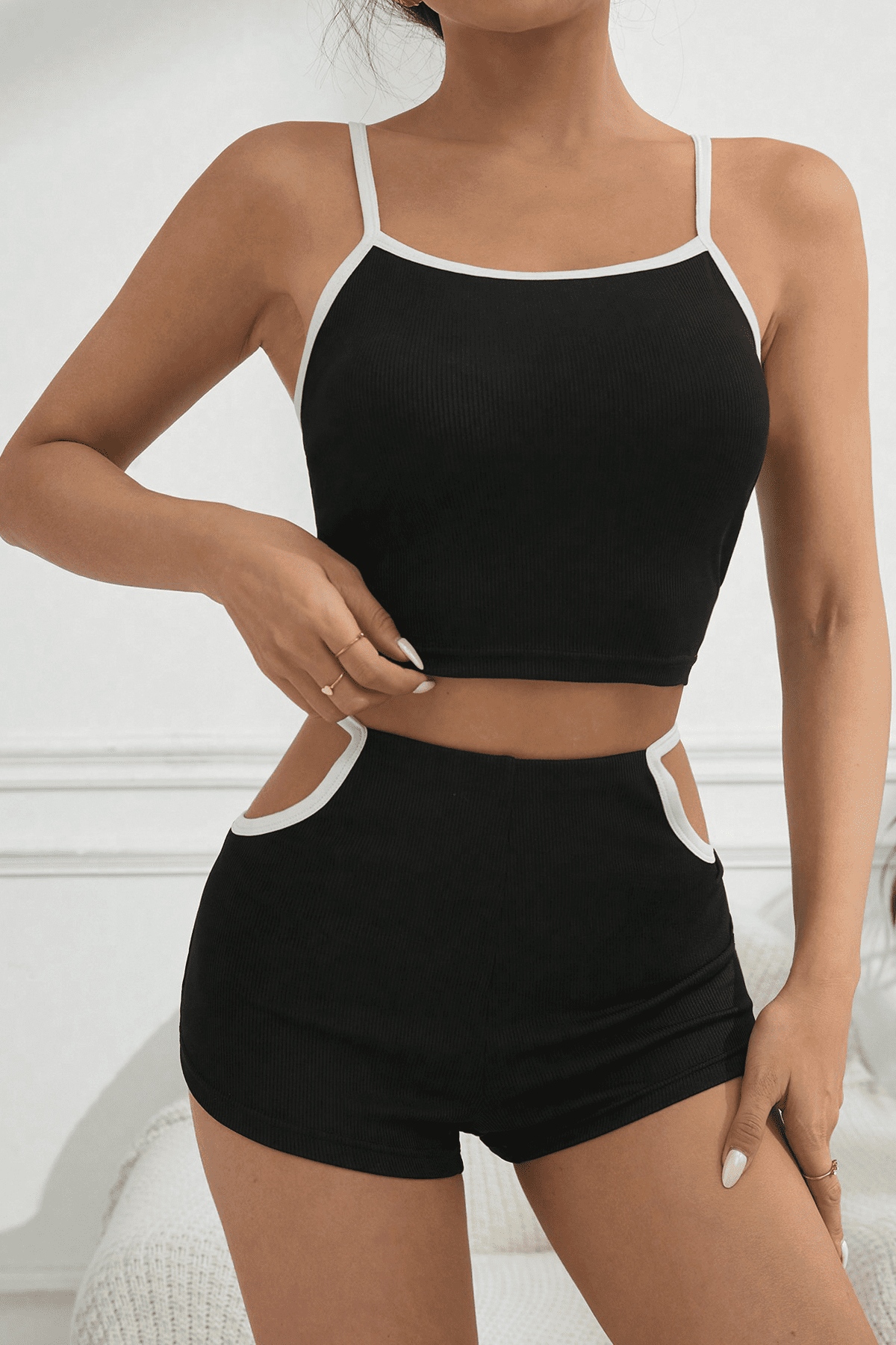 Kadın Siyah Beyaz Şortlu Cut-Out Detaylı Gecelik Takımı H110470