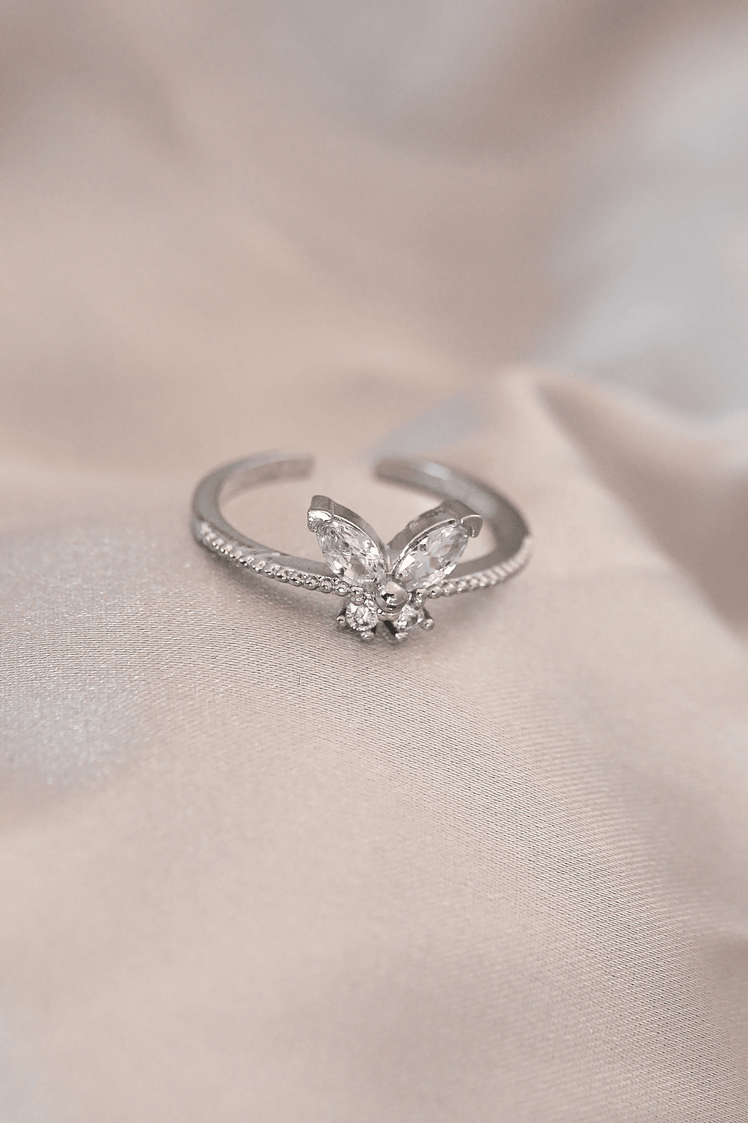 Ayarlamalı Gümüş Renk Metal Zirkon Taş ve Kristal Taşlı Kelebek Model Yüzük 5886